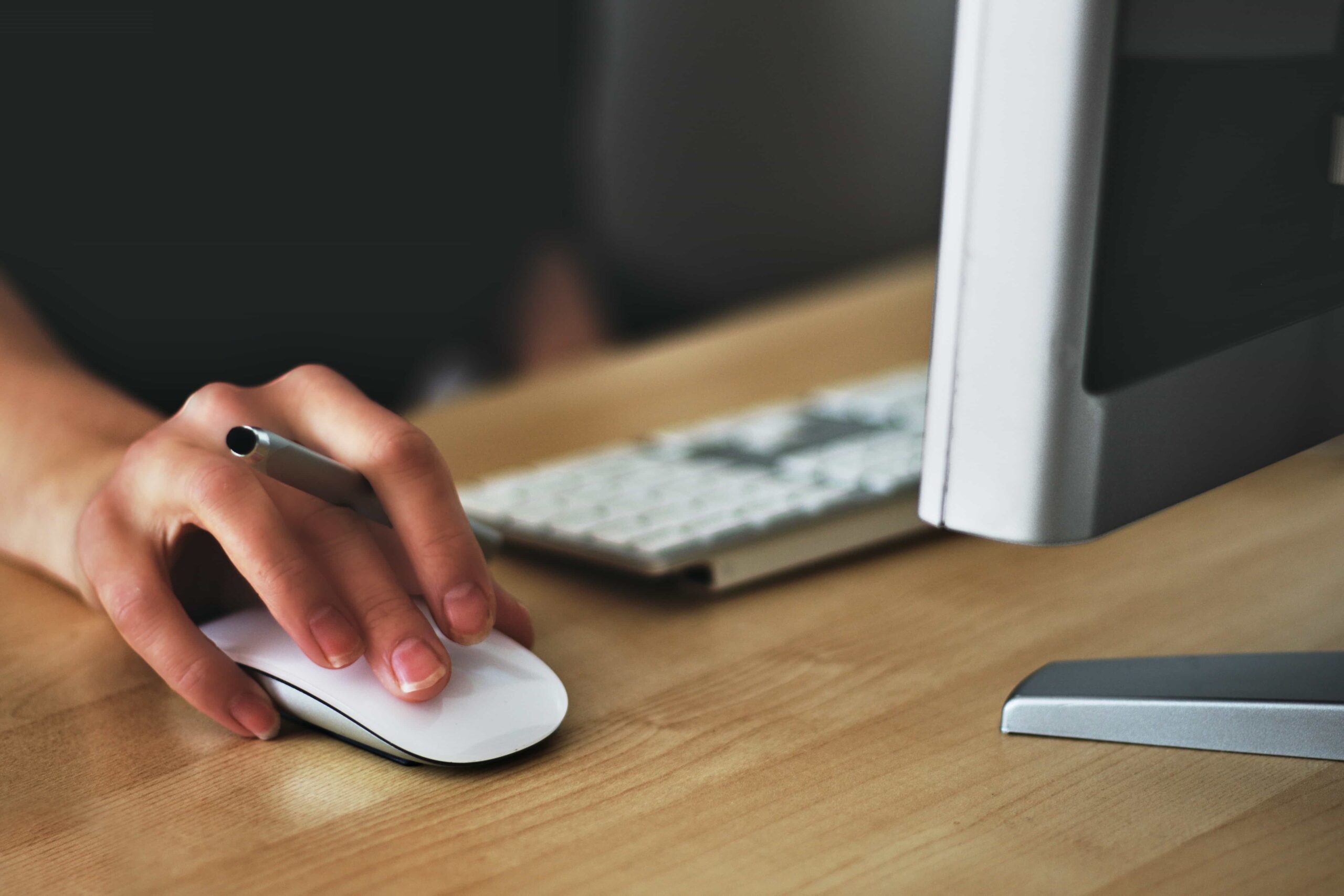 Young lady using a desktop computer to submit an Elmur Community Services disability service enquiry.